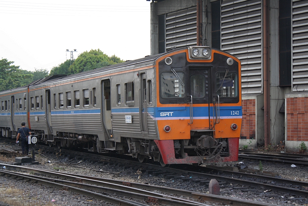 NKF 1242 am 02.November 2012 im Depot Hua Lamphong.


