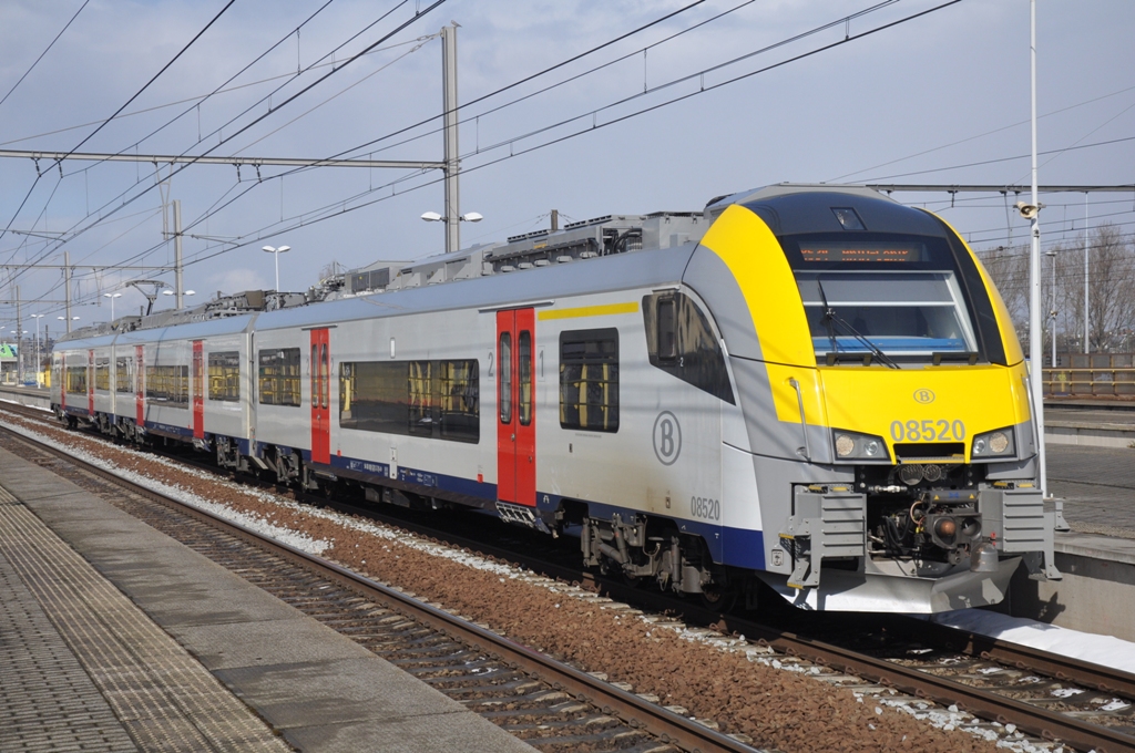 NMBS Desiro ML 08520 mit IR Noorderkempen-Antwerpen, aufgenommen 14/03/2013 in Bahnhof Antwerpen-Luchtbal