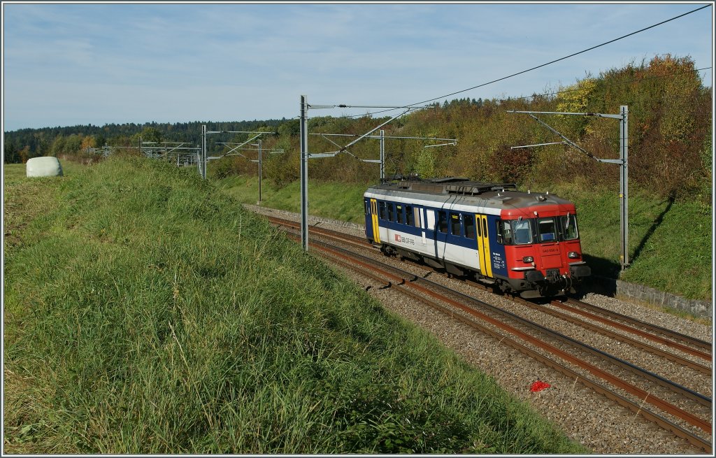 Noch bis zum Fahrplanwechsel bewältigt ein solo RBe 4/4 den gesamten Regionalverkehr zwischen Romont und Palézieux.
Hier der RBe 540 056-9 als R 4330 kurz vor Palézieux am 5. Okt. 2012