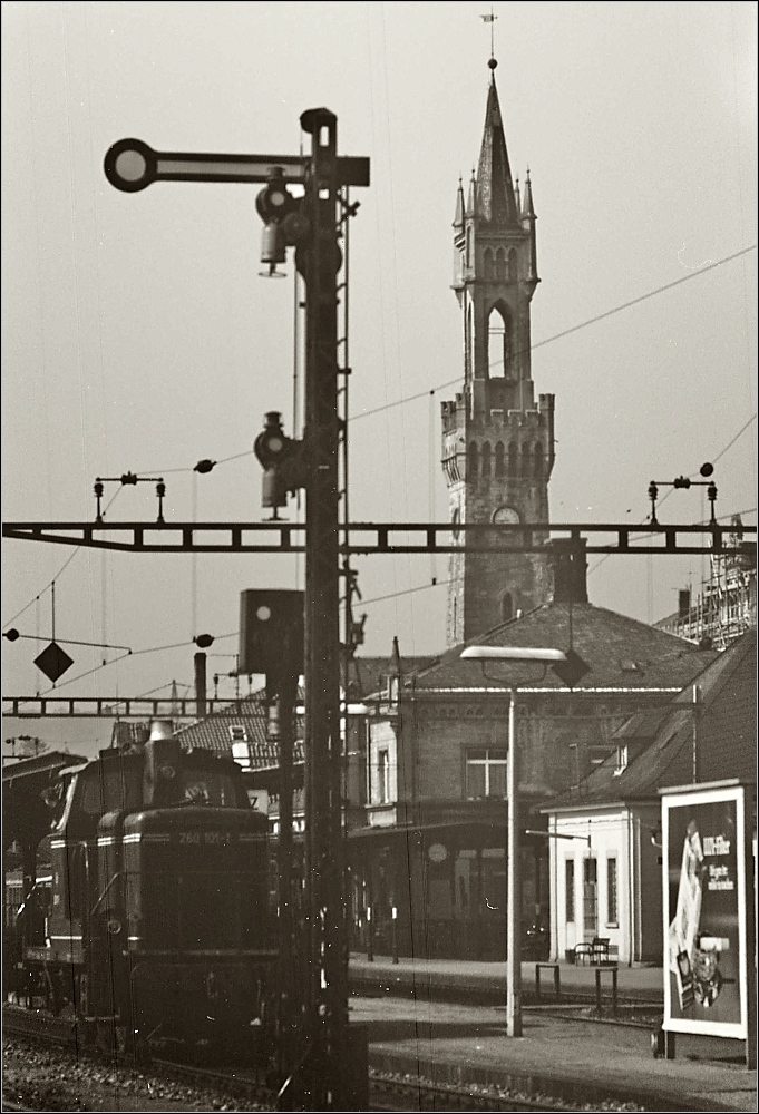 Noch ein historisches Bild aus Konstanz. Weil es stark berbelichtet war, ist die Qualitt nur mig. Trotzdem eine kleine alltgliche Szene mit 260 101-1 vom einstigen Bahnbergang aus betrachtet. Man beachte das originale Bahnsteigdach auf Gleis 1. Juni 1971.