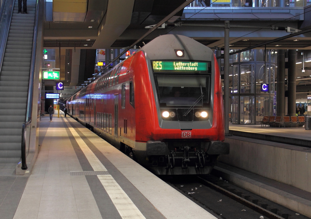 Noch genau eine Woche wird die RE 5 Linie in Berlin Hbf  geteilt, hier der RE 4363 kurz vor der Abfahrt nach Lutherstadt Wittenberg am 19.03.2013 in Berlin Hbf.
Ab dem 09.06.2013 fahren die Zge dann wieder von Rostock/Stralsund nach Lutherstadt Wittenberg/Falkenberg (Elster) durch.