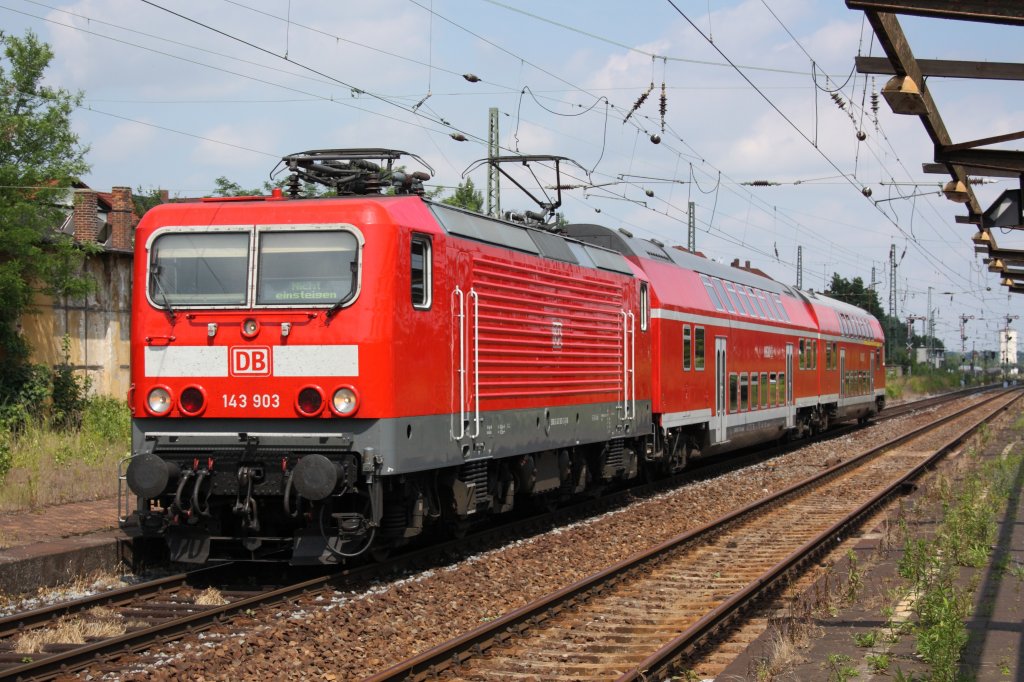 Noch glnzt sie schn sauber. 143 903 (schon ohne Kontrollziffer) fhrt mit einer RB aus Leipzig in den Bahnhof Altenburg ein. Fotografiert am 26.06.2010. 