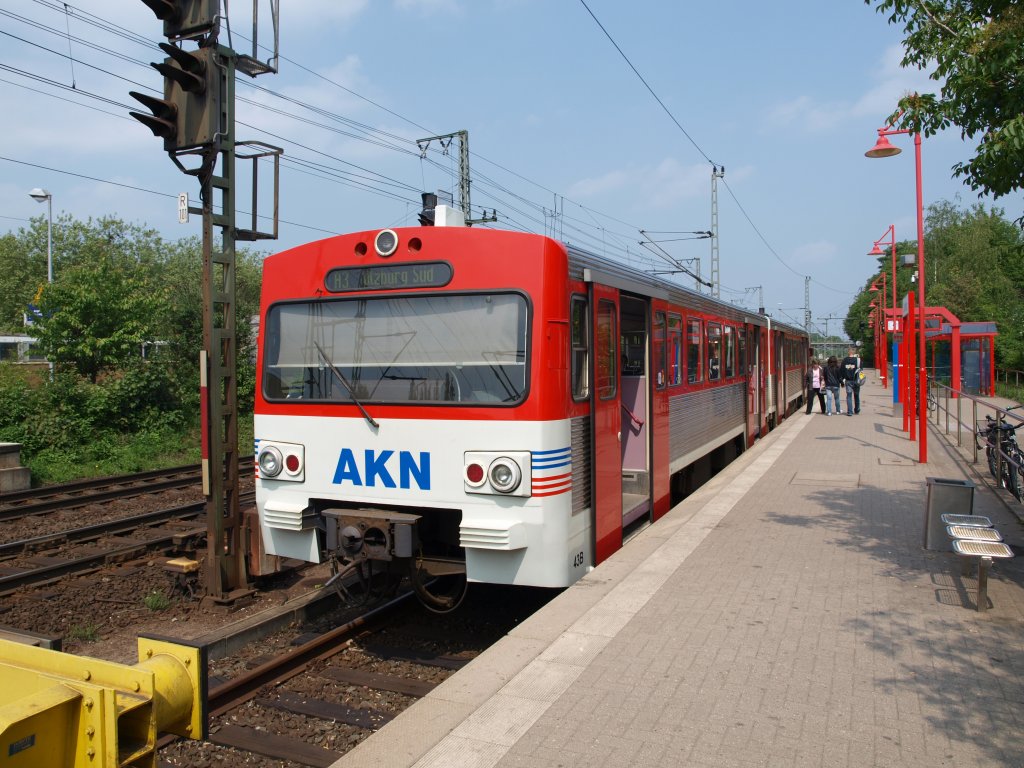 Noch immer stehen die knapp 35 Jahre alten VT 2E der AKN im Einsatz und verrichten treu ihre Dienste im S-Bahn-hnlichen Verkehr rund um Henstedt-Ulzburg. Am 21.05.2011 steht VT 2.43 als AKN 4453 (Linie A3) auf Gleis 1a in Elmshorn abfahrbereit in Richtung Ulzburg Sd.