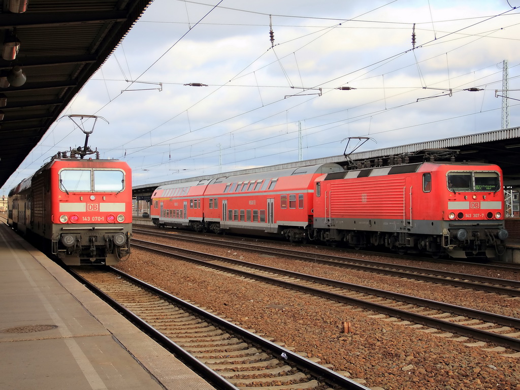 Noch sind solche Bilder an diesem Ort mglich. Bahnhof Berlin Schnefeld Flughafen am 15. Januar 2012, auf Gleis 3 steht zur Abfahrt bereit 143 307-7 mit der RB 22 (RE 28821) nach Potsdam Hauptbahnhof und auf Gleis 4 143 070-1 mit dem RB 14 (RB 18991) nach Senftenberg. 