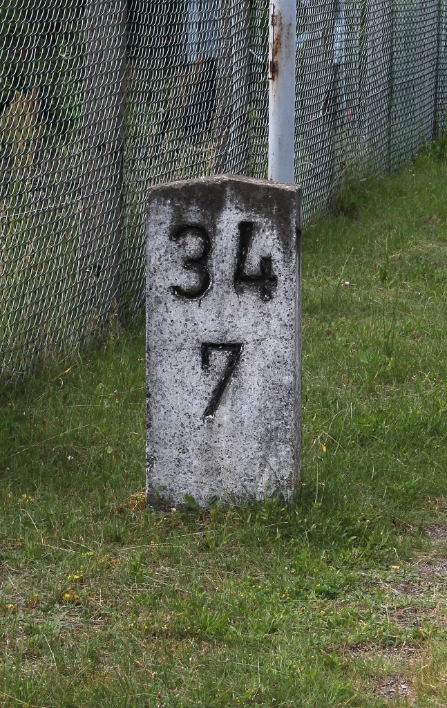 Noch steht er! Aber wenn sich hier auf dieser Bahnsteigseite im September die Bagger drehen, dann wird er wohl fr immer verschwinden. Kilometrierungsstein im Bf Nassenheide am 29.06.2012.