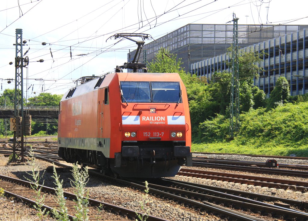 Nochmal die 152 113-7 von Railion rangiert in Aachen-West bei Sonnenschein am 1.7.2012.