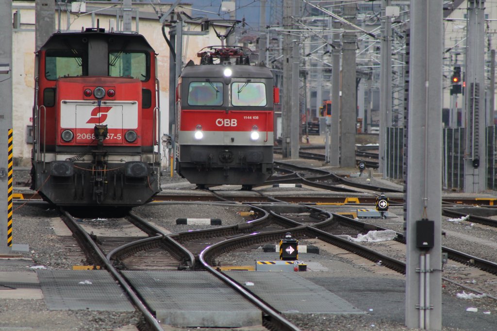 Nrdlich des neuen Bahnsteiges 8/9 hat man nun direkten Blick in den Traktionsstandort Graz Hauptbahnhof. Hier zusehen 1144.108 die soeben aus Gi ( Graz Gsting ) angekommen ist. 9.02.2013