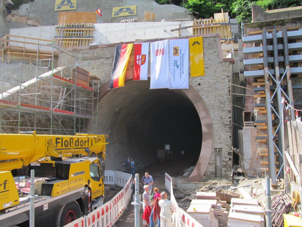 Nordportal in Cochem. Am 23.06.2012 war in Cochem und Ediger-Eller der „Tag des offenen Tunnels“. An dem Tag  gab es die einmalige Gelegenheit, die neue 4.242 Meter lange Tunnelrhre des Kaiser-Wilhelm-Tunnels (KBS 690) von Cochem und Ediger-Eller aus, in voller Lnge zu begehen. Bis 1986 (Fertigstellung des Landrcken-Tunnels mit 10.779 Metern der lngste der SFS Hannover – Wrzburg) war der Kaiser-Wilhelm-Tunnel mit 4.205 Meter der lngste Eisenbahntunnel  Deutschlands.