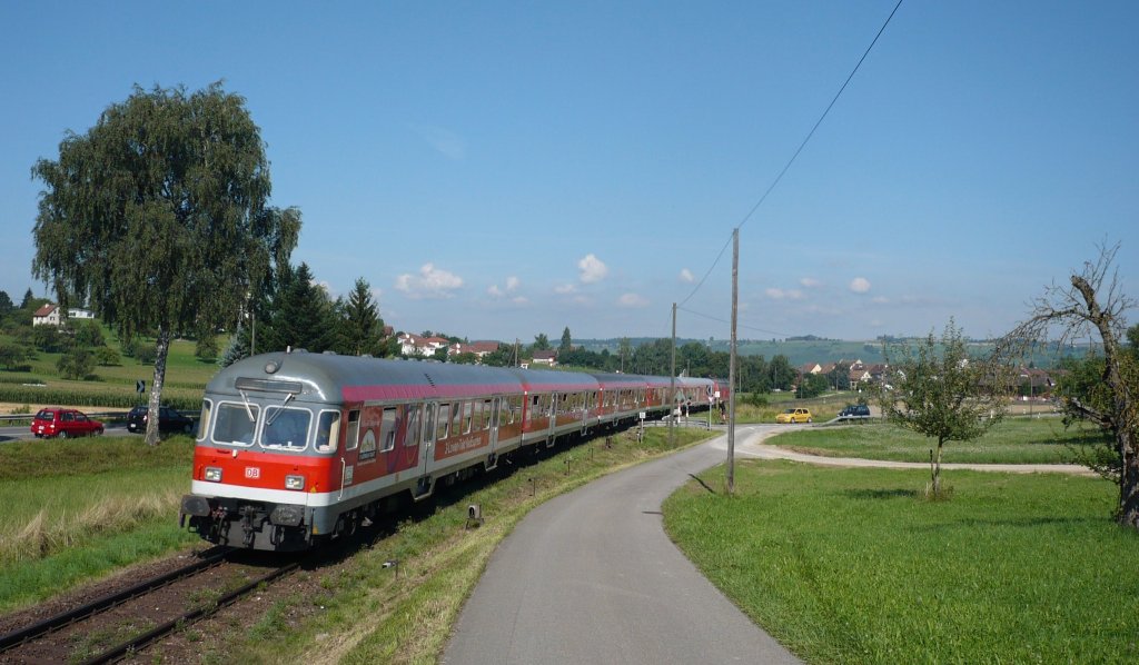 Nun ein weiterer TdL Sonderzug in Richtung BW-Landeshauptstadt, hier bei Neunkirch(CH). Hinten hilft 218 491 krftig nach.
(7.08.2010)