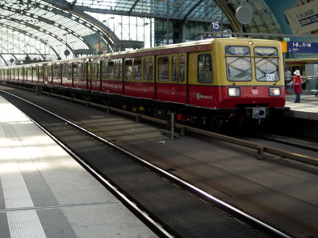 Nun fahren sie wieder! Die S-Bahn 485-885 auf der S75 nach Wartenberg, am 27.05.2011 in Berlin Hbf.