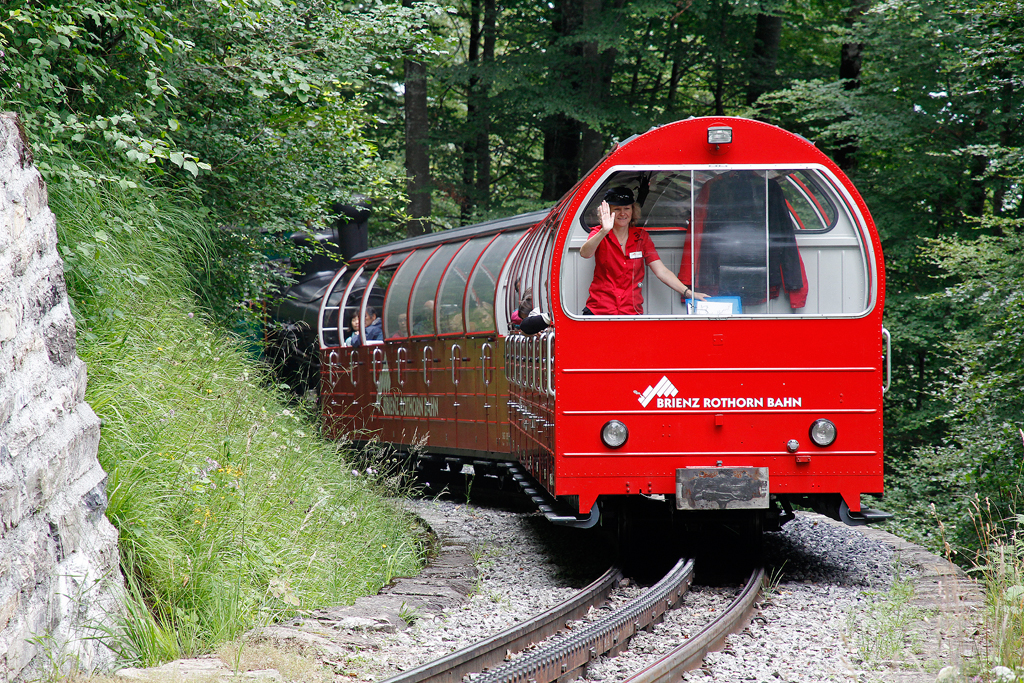 Nun folgt der planmssige BRB-Dampfzug mit Lok 12 und den Vorstellwagen B3 (II) und B9. Zugbegleiterin Frau Grossmann grsst wie immer sehr freundlich. Am Freiwilligen-Einsatz mitten im Wangwald, 13. Juli 2012, 11:00