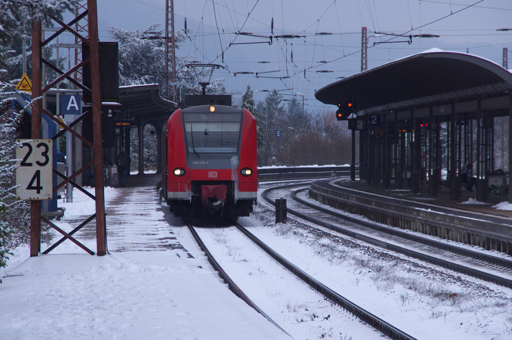 Nur ein paar Tage hielt sich der Schnee im Saartal.
Am 15.01.2013 hatte es doch ordentlich geschneit, die Sonne des Vortages war gewichen und ein trostloses Grau machte sich breit.

Die Wagenstandsanzeigen am Bahnsteig stammen noch aus einer Zeit als Interregio Zge ber die Saarstrecke fuhren, z.B. Saarbrcken - Bremerhafen oder Saarbrcken - Norddeich/Mole.

426 039 steht als Regionalbahn nach Homburg/Saar im Hauptbahnhof von Saarlouis.

KBS 685