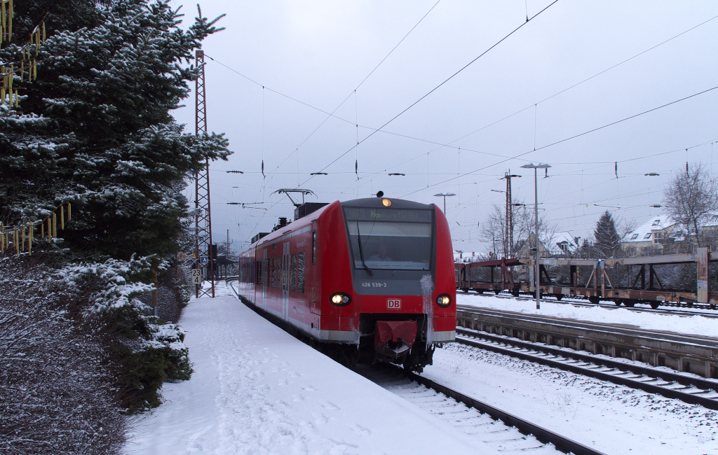 Nur ein paar Tage hielt sich der Schnee im Saartal.
Am 15.01.2013 hatte es doch ordentlich geschneit, die Sonne des Vortages war gewichen und ein trostloses Grau machte sich breit.

Als ich von 1990 bis 1997 regelmig mit der Bahn nach Saarbrcken zur Arbeit fuhr (Jahresabbo) da konnte man von dieser Stelle aus noch das Bahnhofsgebude sehen.
Heute verdecken noch gewachsene Bume und Strucher den Blick.

426 039 fhrt als Regionalbahn nach Homburg/Saar aus dem Hauptbahnhof von Saarlouis aus.

KBS 685