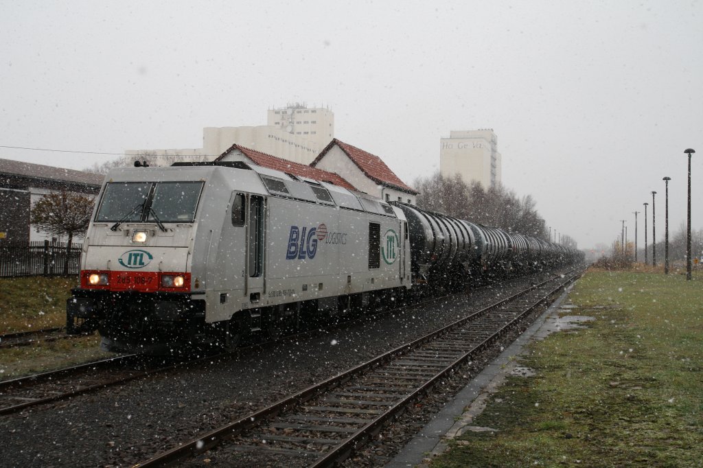 Nur noch die Lok umhngen und dann ins Tanklager nach Lederhose. 285 108-7 von ITL steht am 29.11.2012 in Niederpllnitz. Den Tankzug Hamburg-Lederhose Tanklager hat der TF in Delitsch(sachs.) bernommen. Gre an den TF!