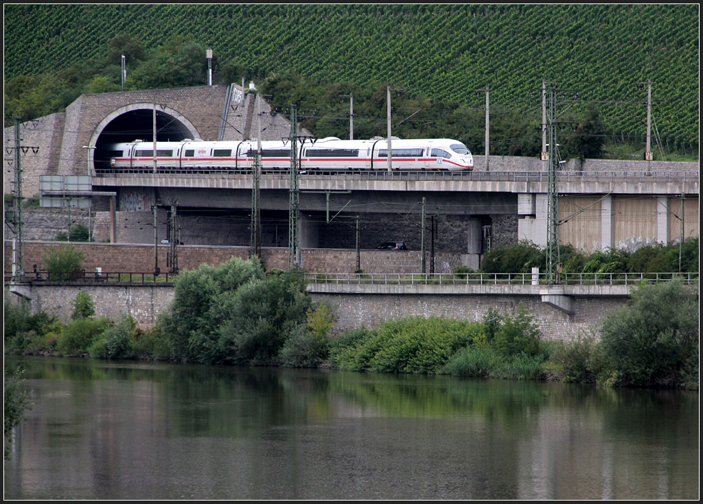 Obere Ebene - 

Dieser ICE 3 wird in Kürze in den Hauptbahnhof Würzburg einfahren. 

01.08.2011 (M)