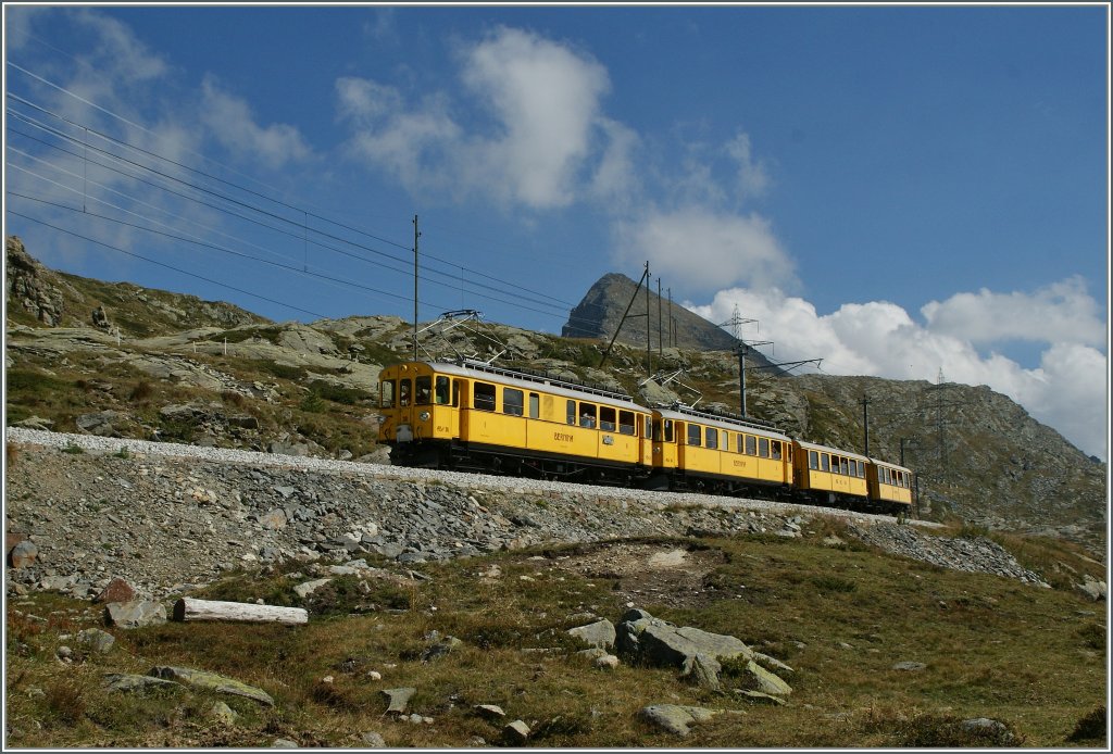 Obwohl es mittlerweile auch in Blonay die RhB ABe 4/4 zu fotografieren gibt, lohht es sich doch, am Bernina die gelben Originale abzulichten: Bernian ABDe 4/4 N30 und N34 mit einem Extrazug kurz vor Bernia Ospizio am 10. September 2011.
