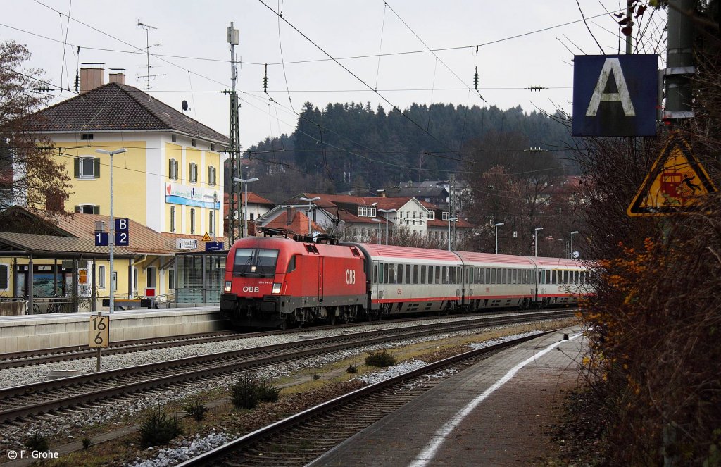 BB 1016 041-4 vor EC 1112 Salzburg - Frankfurt, KBS 951 Mnchen - Rosenheim - Salzburg, fotografiert bei der Durchfahrt Bhf. Bad Endorf am 11.12.2011