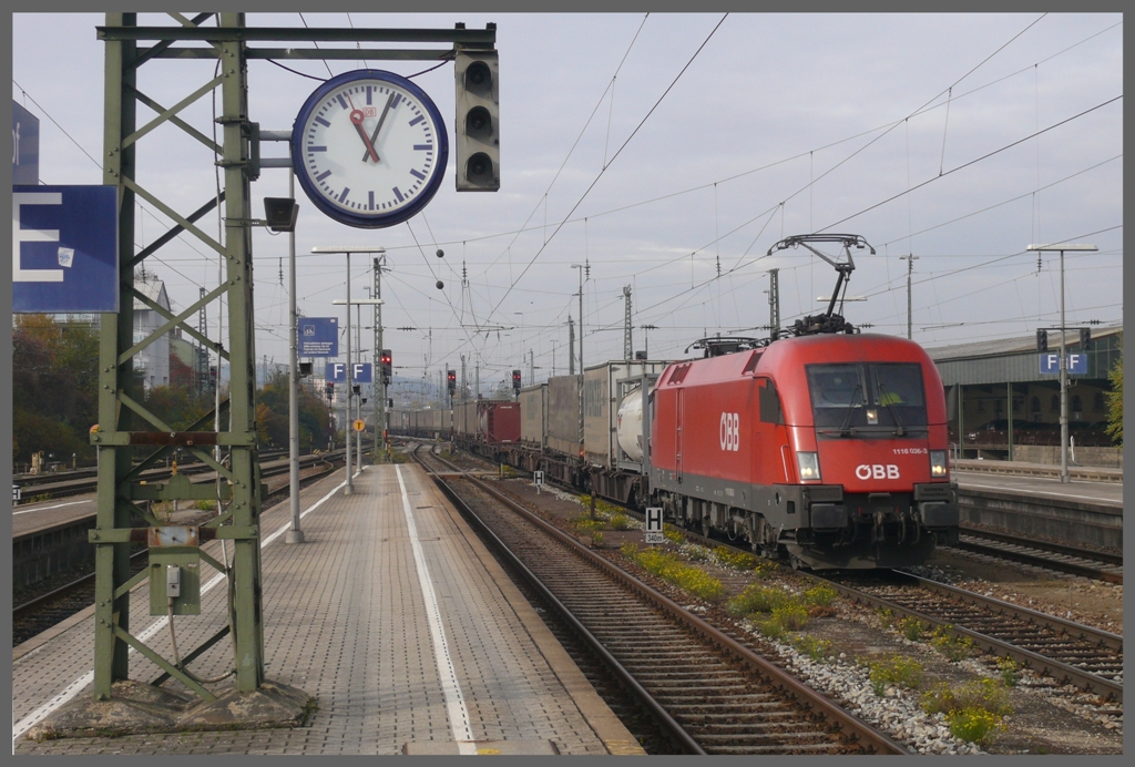 BB 1116 036-3 mit einem KLV Zug in Passau. (28.10.2010)
