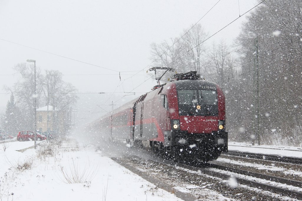 BB 1116 205 zieht am 15.02.13 eine Railjet Garnitur in Richtung Mnchen. Hier bei verschneiter Durchfahrt im Bahnhof Aling.