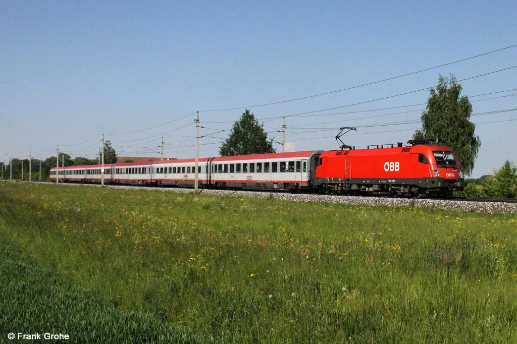 BB 1116 245-0 vor IC 692   Auslandssemester   Wien - Klagenfurt, KBS 101 Westbahn, Linz - Salzburg, fotografiert bei Schwanenstadt am 18.05.2011