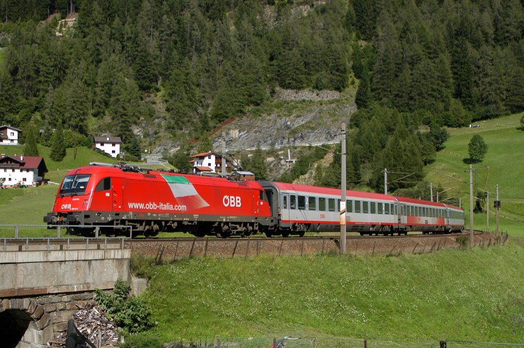 ÖBB 1216 011 mit EC 89  DB-ÖBB EuroCity  München Hbf - Verona PN aus ÖBB-Wagen in der St. Jodoker Kurve in Richtung Brenner, 02.09.10