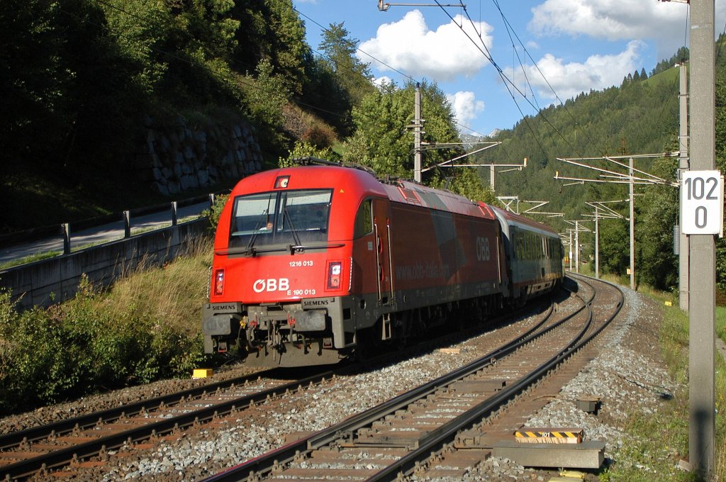 ÖBB 1216 013 zieht den aus ÖBB-Wagen bestehenden EC 86  DB-ÖBB EuroCity  Verona PN - München Hbf bei St. Jodok in Richtung Innsbruck, 03.09.10