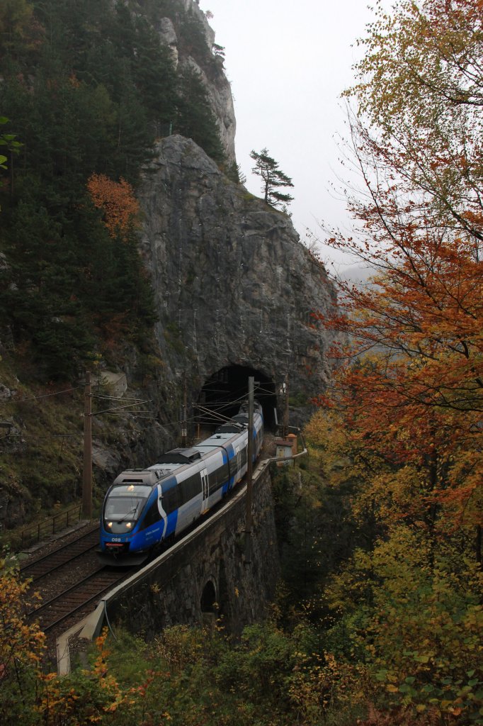 BB 4024 120 fhrt am 26.10.12 als Regionalzug von Payerbach-Reichenau nach Semmering.
Hier zu sehen bei der Ausfahrt des Weinzettelwand-Tunnels nahe Breitenstein.