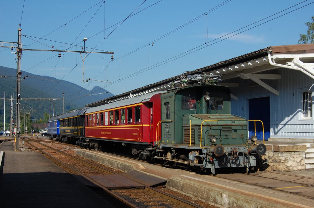 OeBB Rangiertraktor Nr. 102 abgestellt mit einer historischen Wagengarnitur am 28.06.2011 in Balsthal