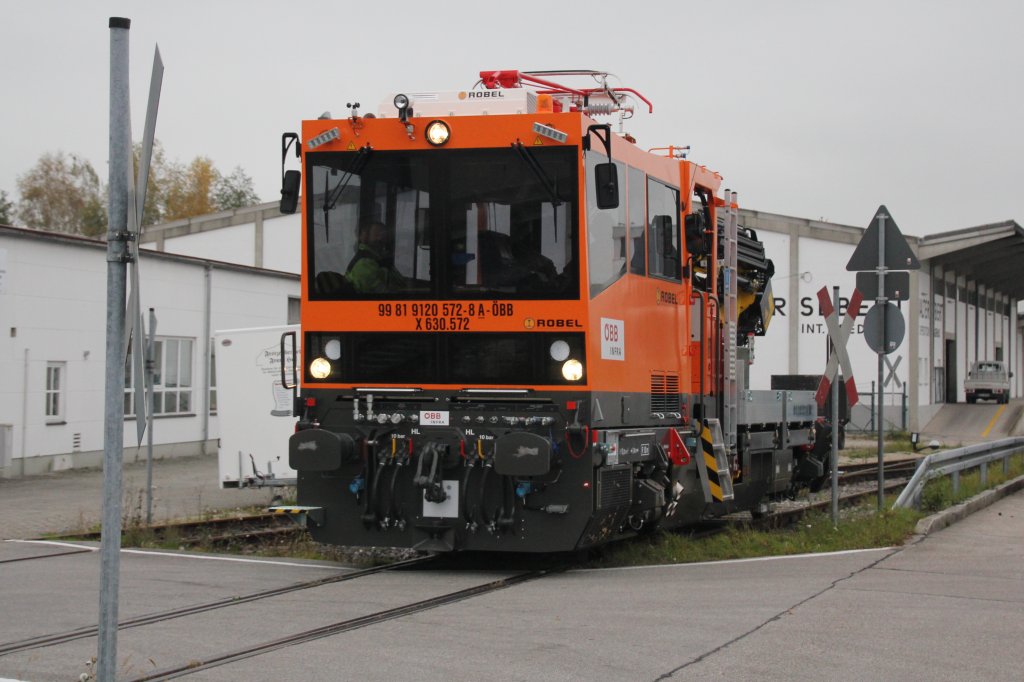 BB X 630.752 ist am 24.10.2012 auf der Anschlubahn von der Firma Robel/Freilassing unterwegs zum Bahnhof Freilassing