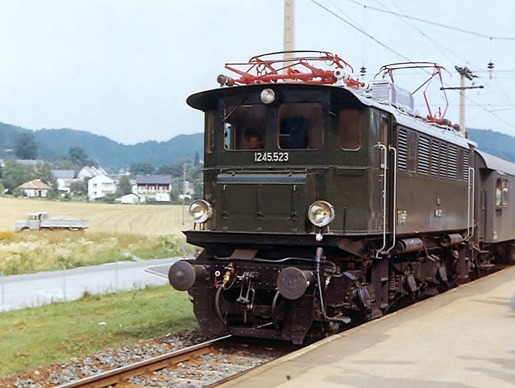 sterreich, bei Prtschach, BB 1245-523 mit Personenzug, Scan eines Fotos aus dem Jahr 1969.