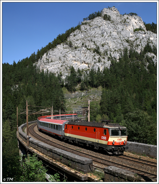 Panoramaversion: Die "Schachbrett" 1044.117 zieht ihren OIC 733 von