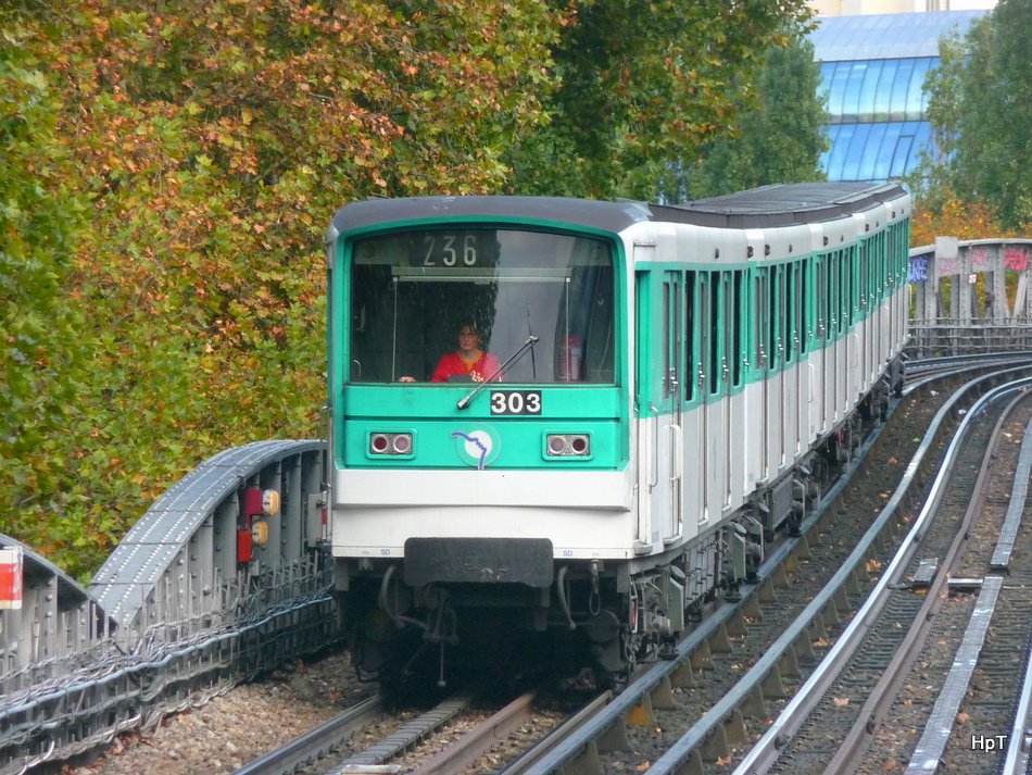 Paris Metro - Zug 303 unterwegs am 17.10.2009 - Bahnbilder.de