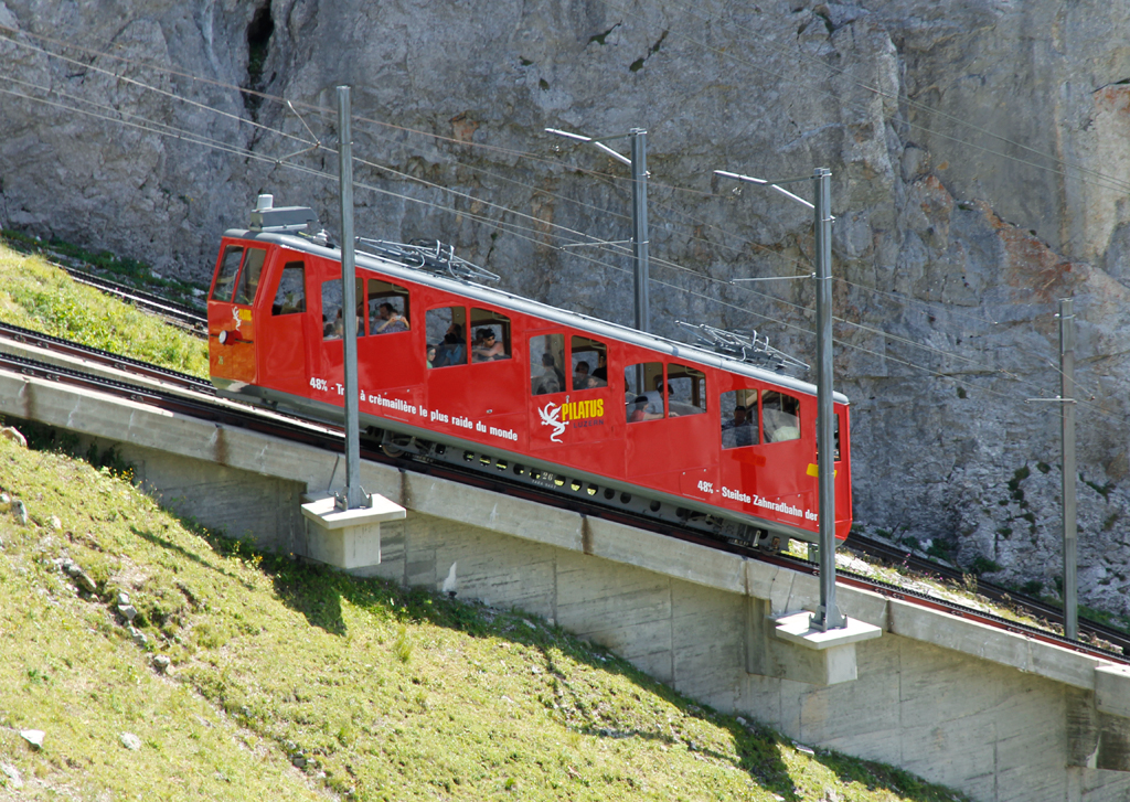 PB-Triebwagen Bhe 1/2 Nr. 26 erreicht in der 480 ‰ Rampe sogleich die Bergstation Pilatus Kulm, Aufnahme vom 21. Aug. 2011, 13:39