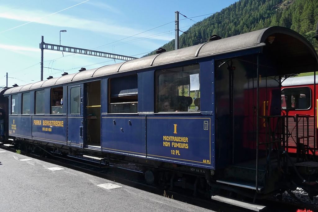 Personenwagen zweiter und erster Klasse mit Dienstabteil der DFB in Oberwald, 2.10.11.
