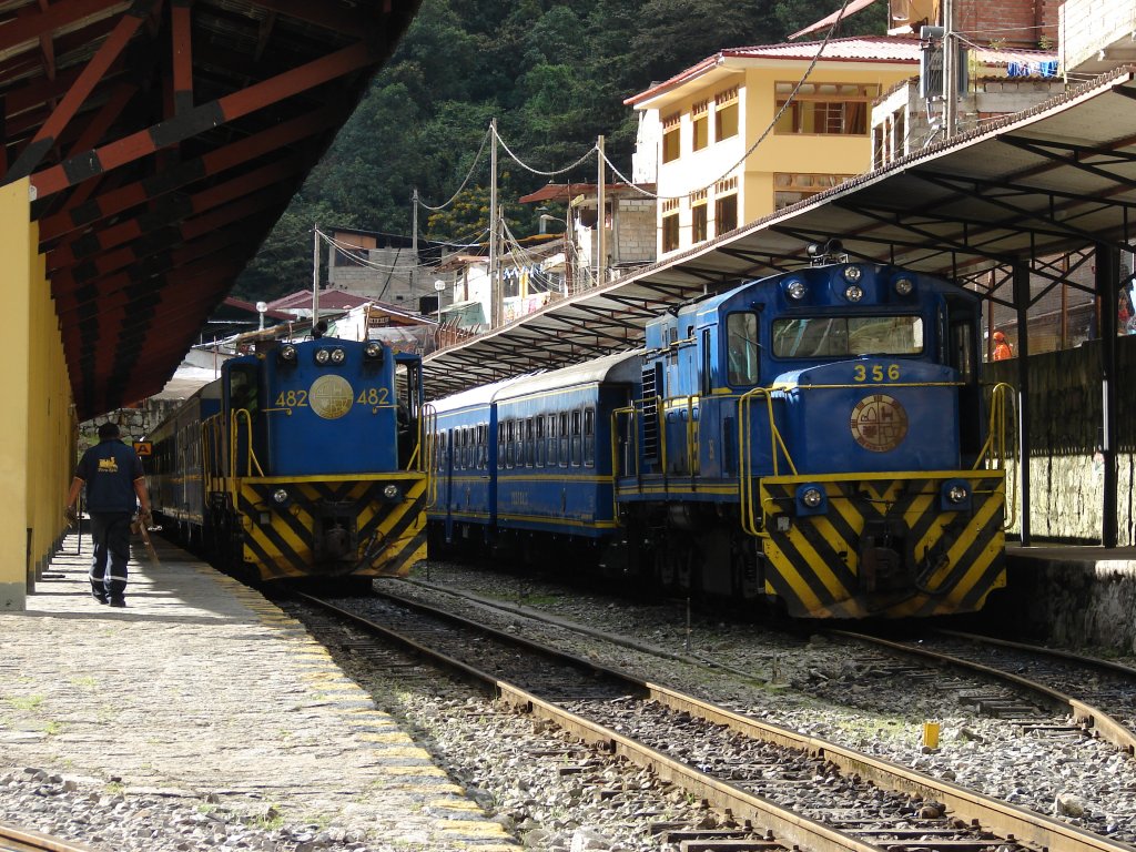 PeruRail 482 & 356 in Aguas Calientes - 22/04/2007