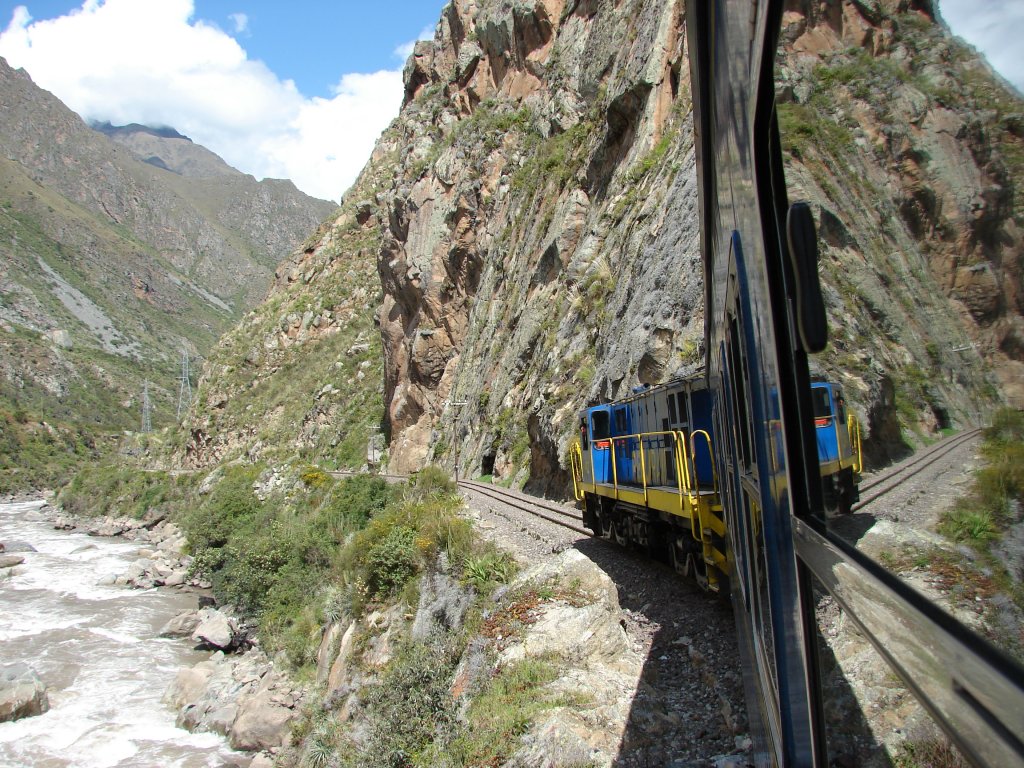 PeruRail im Urubambatal: hier wurde die Strecke letztes Jahr auf Kilometern hinweggesplt und unpassierbar gemacht, was zu einem mehrmonatigen Unterbruch fhrte - 22/04/2007