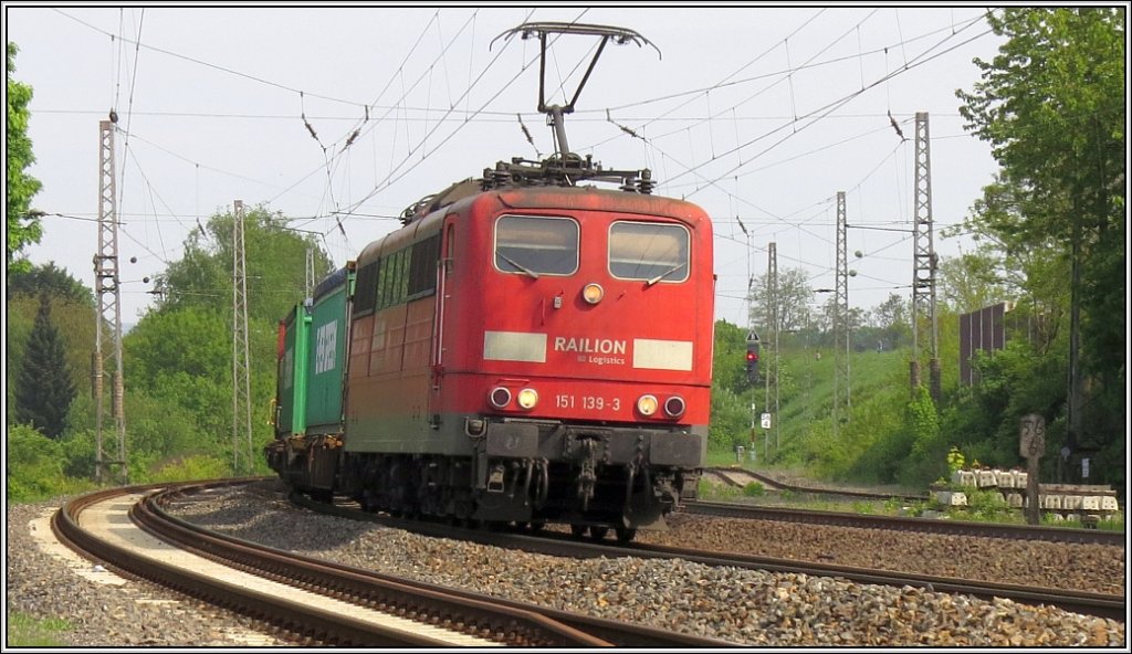 Pfingstsonntag am Bahnhof Eschweiler.Mit einen Containerzug am Haken ist die 151 139-3 auf der KBS 480 unterwegs in Richtung Aachen. Szenerie: 19.Mai 2013.