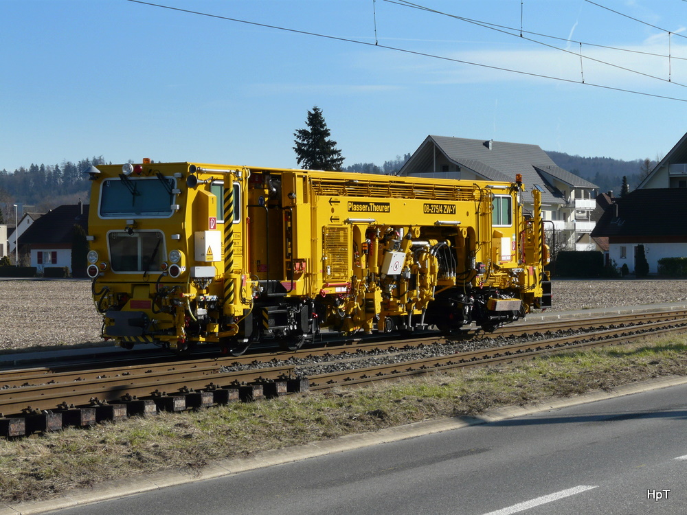 Plasser & Theuerer / AAR - Gleisbauunterhaltmaschine 08-275 4 ZW-Y-A-G abgestellt auf dem eingestellten Streckenabschnit der AAR zwischen Suhr und Aarau am 05.02.2011