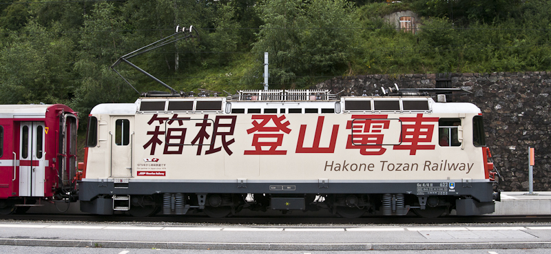 Portrt von der neusten RhB Werbelok: Ge 4/4 II 622  Arosa  macht seit Anfang August Werbung fr die Hakone Tozan Railway. Die Hakone Tozan Railway und die RhB sind seit 1979 Partner. Das Bild entstand am 13. August 2010 im Bahnhof Filisur.