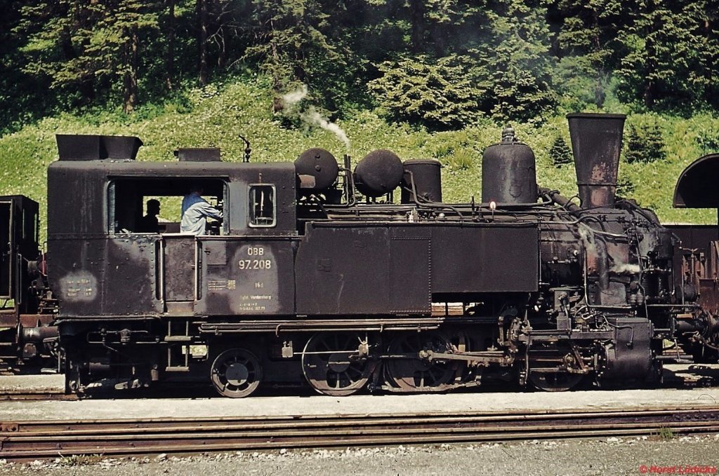 Portrait der 97 208 im Bahnhof Präbichl (Juni 1974). Der Lok sieht man den jahrzehntelangen schweren Dienst deutlich an