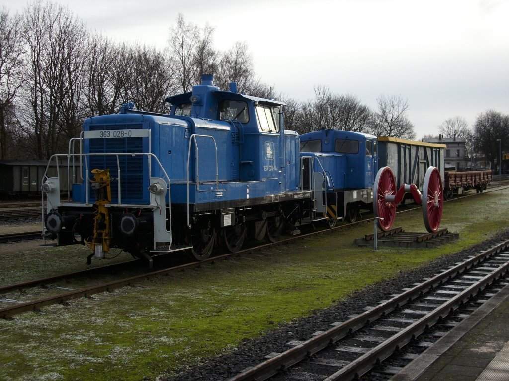 PRESS 363 028 und die PRESS 312 002 zusammen am 30.Dezember 2009 in Putbus.