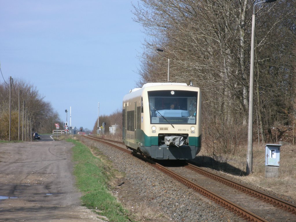 PRESS VT650 032 hat am 04.April 2011 die Kreisstadt Bergen/Rgen verlassen und fuhr nach Lauterbach Mole.