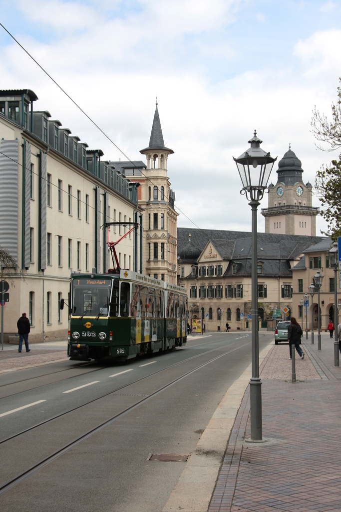 PSB 232 unterwegs auf der Linie 1 nach Neundorf, vor