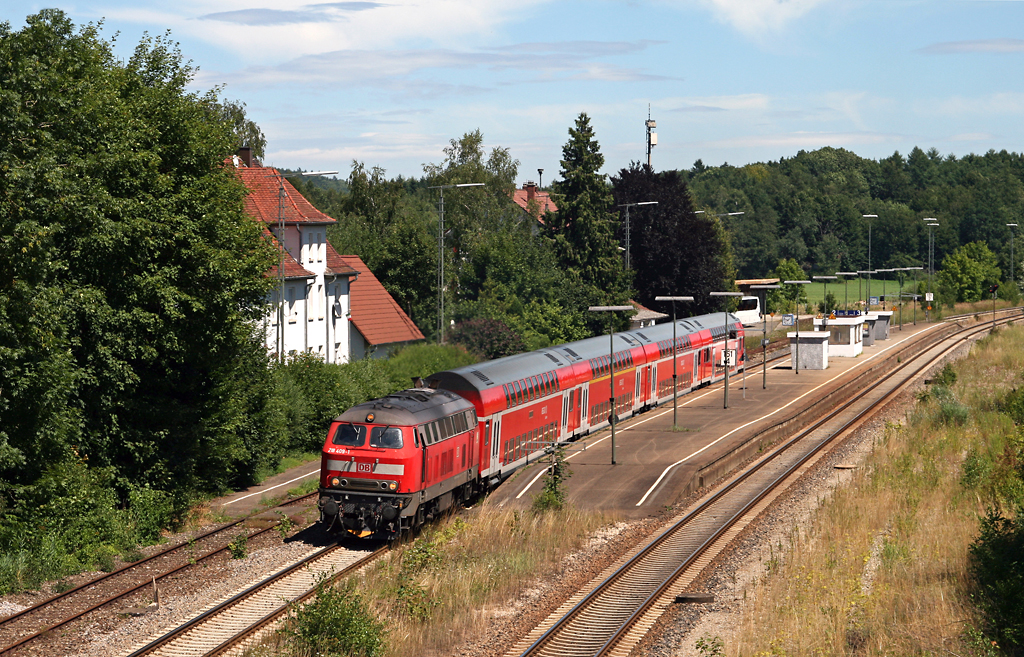 Pnktlich verlsst die Ulmer 218 409 am 01. August 2010 mit herrlichem TB 11-Sound und dem IRE 4227 von Stuttgart nach Lindau am Haken den Bahnhof von Bad Schussenried um in Krze Aulendorf zu erreichen.