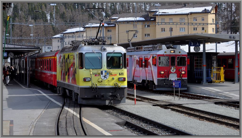 R1952 mit Ge 4/4 II 611  Landquart  nach Scuol-Tarasp und R1652 mit ABe 4/4 III 51  Poschiavo  mach St.Moritz in Pontresina. (15.04.2013)