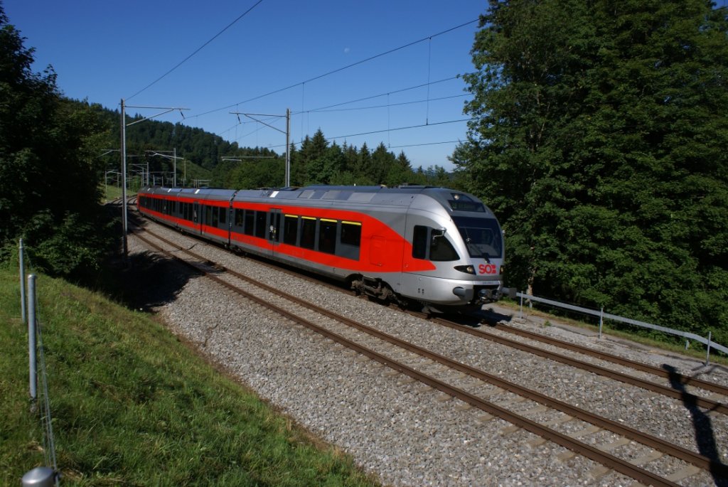 RABe 526 048-4 nhert sich am 31.7.10 Degersheim.