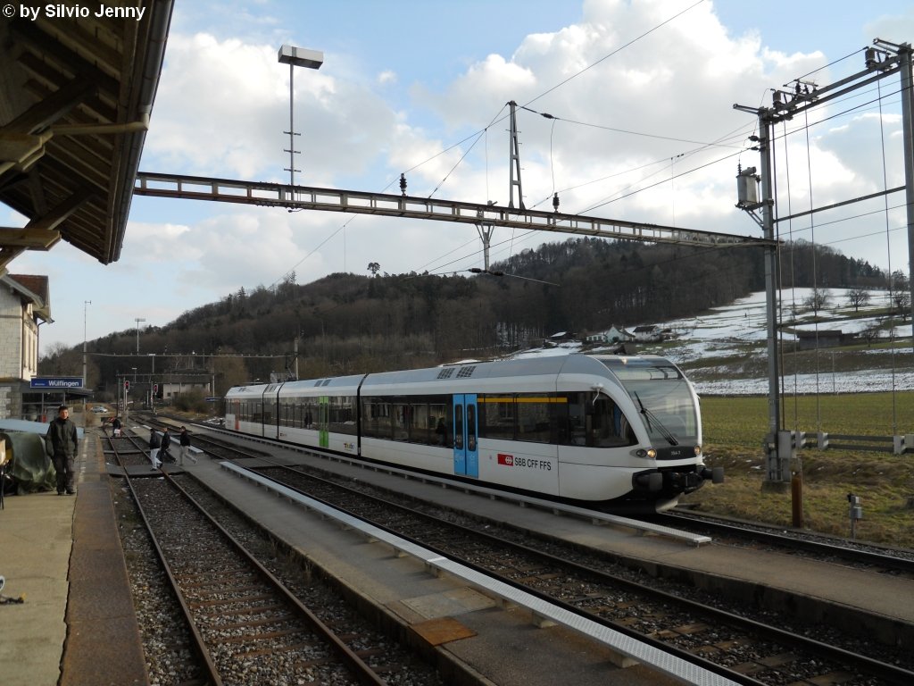 RABe 526 754-7 am 20.2.2010 in Winterthur-Wlflingen. Frher war Wlflingen ein einsamer Landbahnhof. Doch die berbauungen und die neue Buslinie 7, die zum Bahnhof fhrt bescherren Wlfingen nun ein wenig mehr Publikumsverkehr, doch der Fahrplan Bus-Bahn msste besser abgestimmt sein, damit der neue ''Umsteigeknoten'' auch rege benutzt werden wrde.