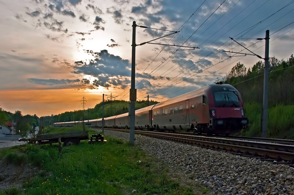 Railjet 68, gemeinsam unterwegs mit railjet 762 nach Mnchen, bzw. nach Innsbruck. Kurz vor Rekawinkel, am Abend des 30.04.2010.