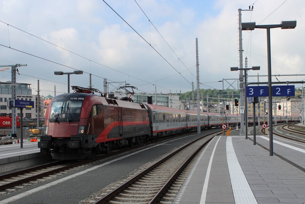 RailJet 861, oh korregiere, doch ein OIC 861 von Innsbruck Hauptbahnhof (I) nach Wien Westbahnhof (Ws), hier bei der Einfahrt in den Hauptbahnhof von Salzburg (Sb). Die Zugleistung erbrachte an diesem Tag die 1116 200; am 18.05.2013
