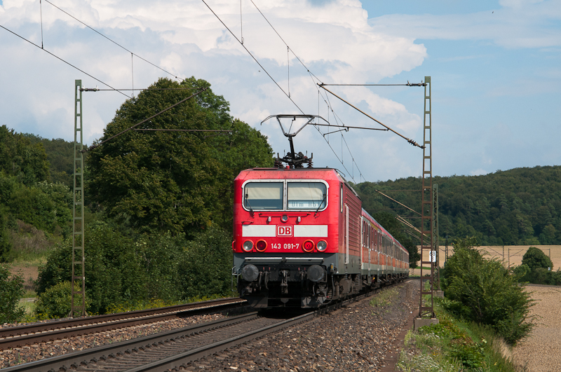 RB 19281 (Geislingen(Steige) - Ulm Hbf) mit Schublok 143 091-7 am 28. Juli 2011 bei Amstetten.